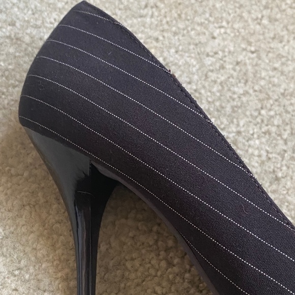 Anne Michelle Brown Pinstriped Material Heels, Size 8 - Picture 5 of 10